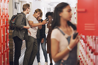 Actueelbericht: Online veiligheid en kansengelijkheid onder grote druk 