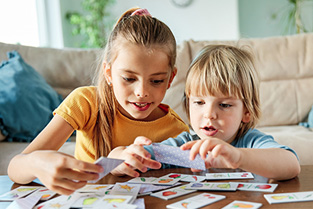 kinderfonds - kinderen spelen een spelletje