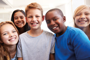 LVAK - De meldcode zou een gewoon onderwerp van gesprek moeten zijn - Groep jonge kinderen kijken tevreden.