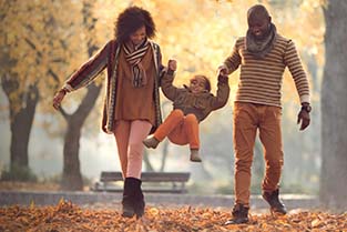 Augeo Magazine Oog voor ouders - Ouders schommelen met hun kind in de herfst