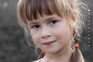 Kind kijkt in camera