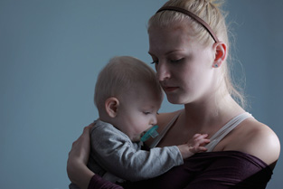 Jonge moeder met baby