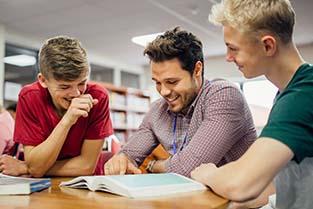 Ruggensteun - Leraar geeft uitleg aan scholieren