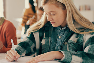 Actueel - Onderzoek: 61% van de jongeren ervaart regelmatig prestatiedruk