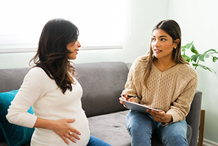 Verloskundigen werken met een meldcode