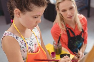 Meisje leert schilderen bij haar wijkteam