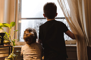 Kinderen kijken uit het raam