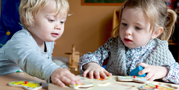 Kinderen en armoede - 2 kinderen puzzelen bij de kinderopvang