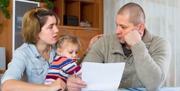 Kinderen in Armoede - Gezin bespreekt financiele zorgen