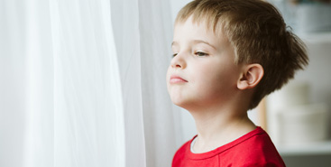 Armoede en gezin - Jongetje kijkt tevreden