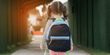 Vluchtelingenkinderen - Meisje wandelt naar het onbekende