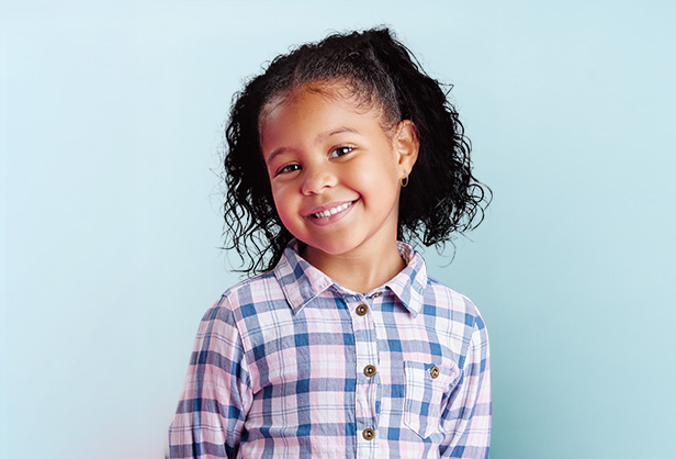 veerkracht versterken van kinderen en jongeren? Bezoek de veerkrachtwerkplaats | Meisje kijkt met glimlach in camera