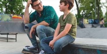 Docent en leerling in overleg