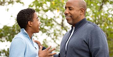 veerkracht en steun - bemoedigend gesprek en schouderklop van volwassene bij een kind
