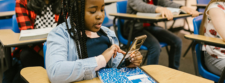 meisje bekijkt haar oppepper app in de klas