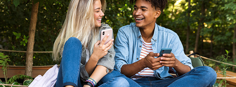 Mentaal welzijn en jongeren | 2 jongeren hebben het gezellig terwijl ze ook actief aan het appen zijn op hun telefoon