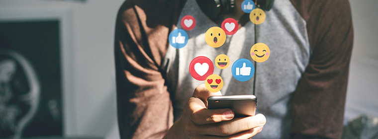 Mentaal welzijn en jongeren | Jongere is aan het appen op zijn telefoon maar twijfelt welke like hij moet sturen.