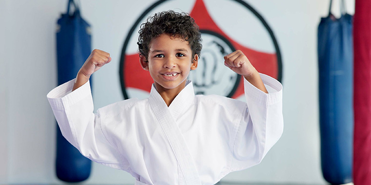 jongen toont hoe trots hij is in zijn dojo
