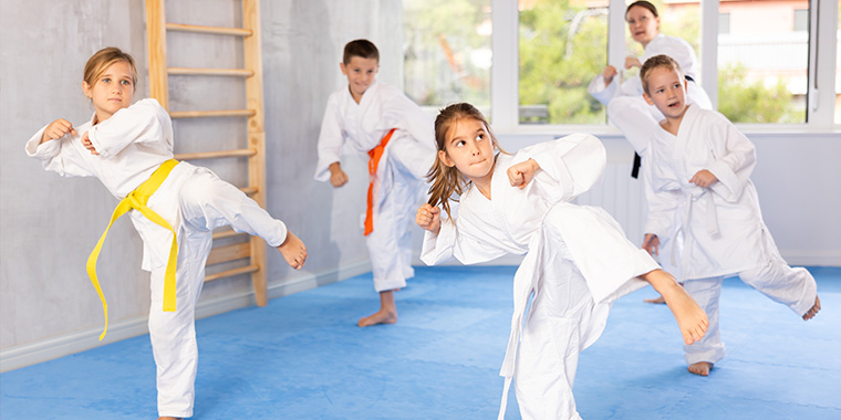 karate oefeningen jongens en meisjes. verschillende banden