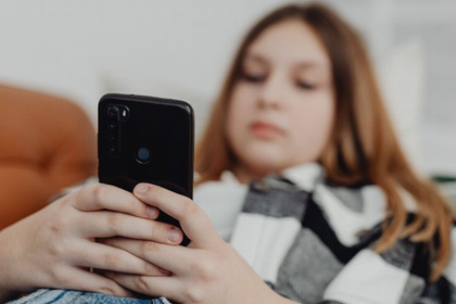 Een Vandaag | Kwart jonge AI-gebruikers deelt meer met chatbot dan met dierbaren