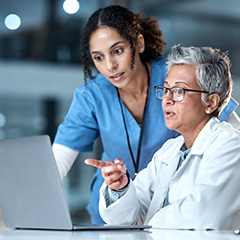 overleg in ziekenhuis tussen arts en verpleegkundige