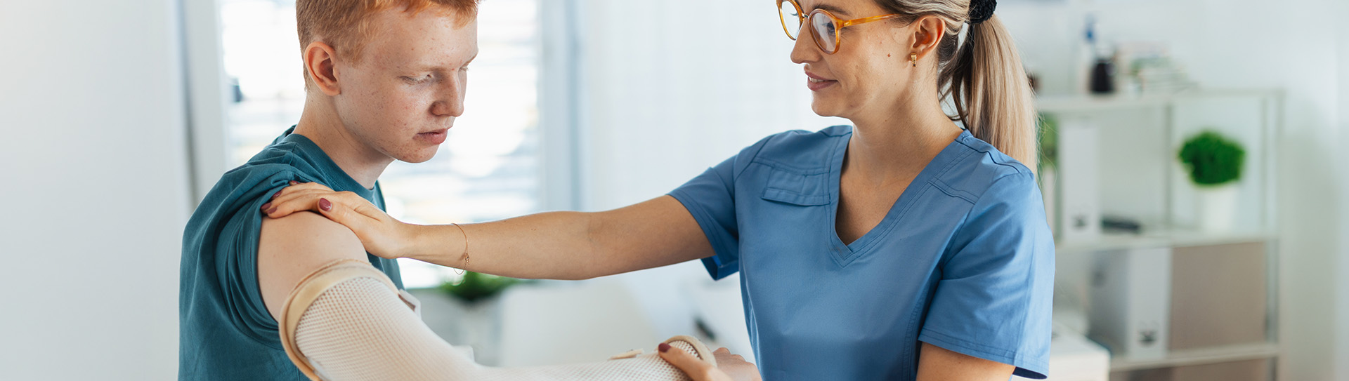 jongen krijgt arm check na letsel